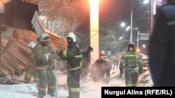 Тушение огня, распространившегося до третьего этажа, после взрыва в кафе. Петропавловск, 21 февраля 2021 года.