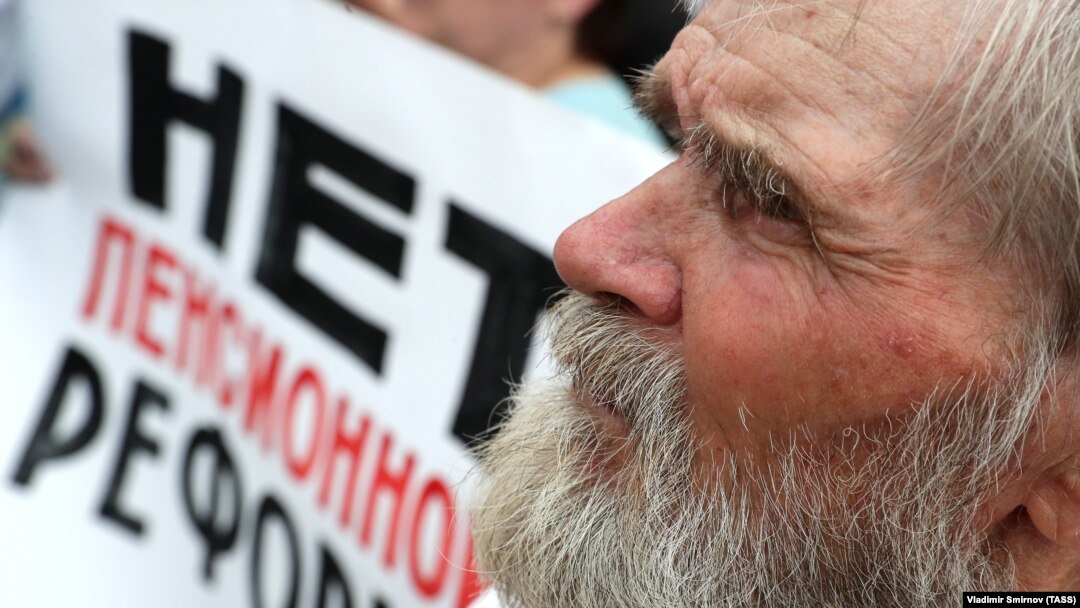 Один из участников акций протеста против пенсионной реформы