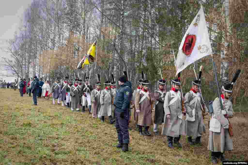 Салдаты імпэрскай расейскай арміі рушаць на поле бою.