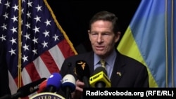 «Наріжним каменем миру мають стати залізобетонні, непохитні гарантії безпеки. Україна потребує і заслуговує гарантій саме від Сполучених Штатів», – сенатор Блюменталь