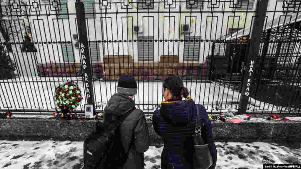Кияни, незважаючи на погану погоду, приходять до посольства Росії, щоби покласти квіти на знак пам&#39;яті про загиблих в авіакатастрофі у Ростові-на-Дону