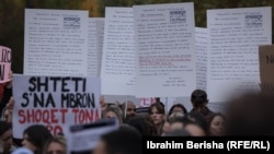 Qindra njerëz protestuan të hënën në Prishtinë, duke kërkuar përgjegjësi institucionale për vrasjen e Arlinda Zekajt.