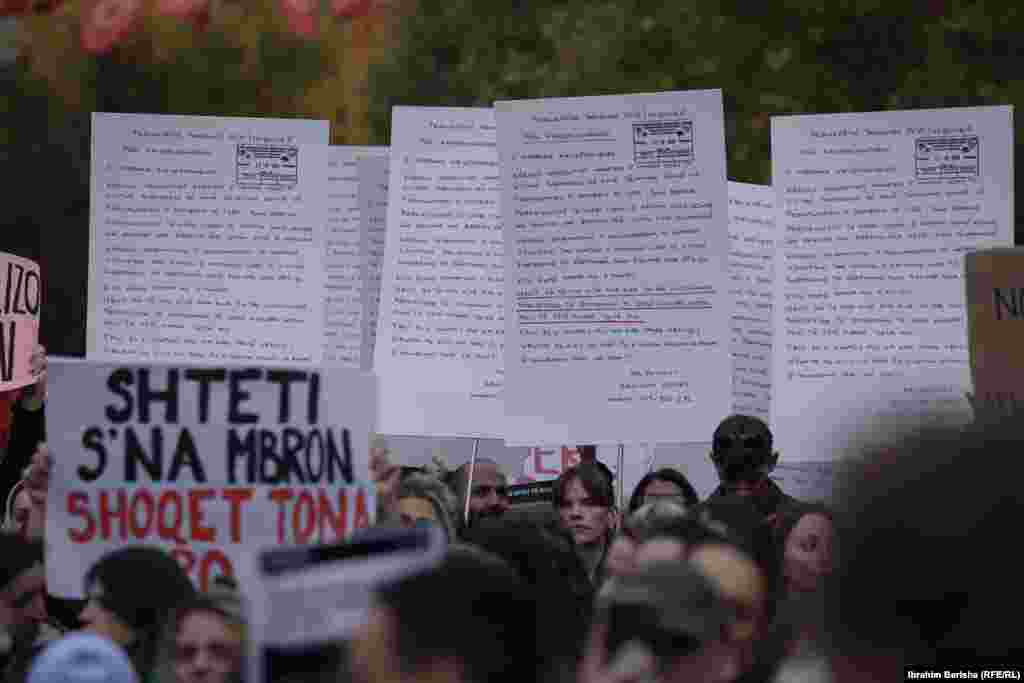 Protestues të shumtë po ashtu mbajtën në duar pankarta që pasqyrojnë letrën që Arlinda Zekaj ua kishte dërguar organeve të drejtësisë dhe sigurisë, në të cilën thoshte se rasti i saj për dhunë në familje po neglizhohej.