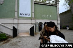 Відвідувачі біля російського павільйону на Венеційській бієнале, Італія, 17 квітня 2024 року