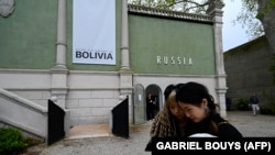 Posetioci ispred ruskog paviljona u Veneciji koji je dodeljen Boliviji, 17. april 2024.