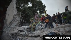 Люди розбирають завали після землетрусу в Мехіко, 19 вересня 2017 року