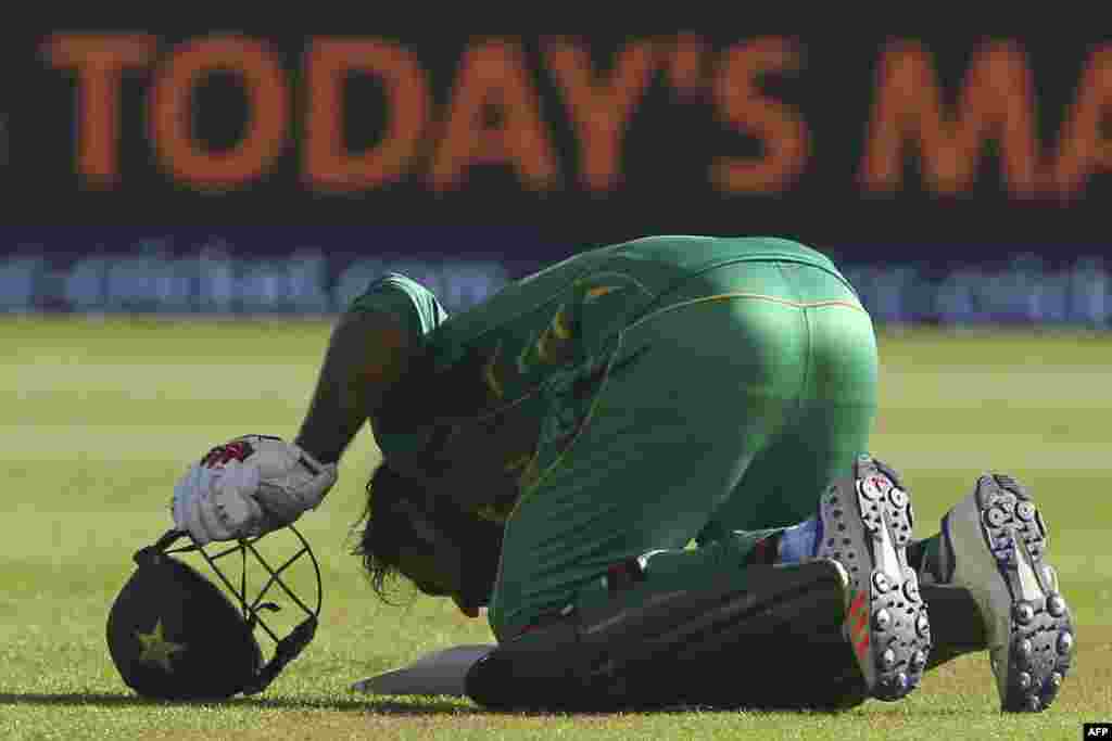 سرفراز احمد د لوبې تر ګټلو ورسته سجده کوي