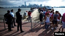 Uračunati su svi koji su u SAD došli avionima ili brodovima, ali ne i prelasci na kopnenim graničnim prelazima