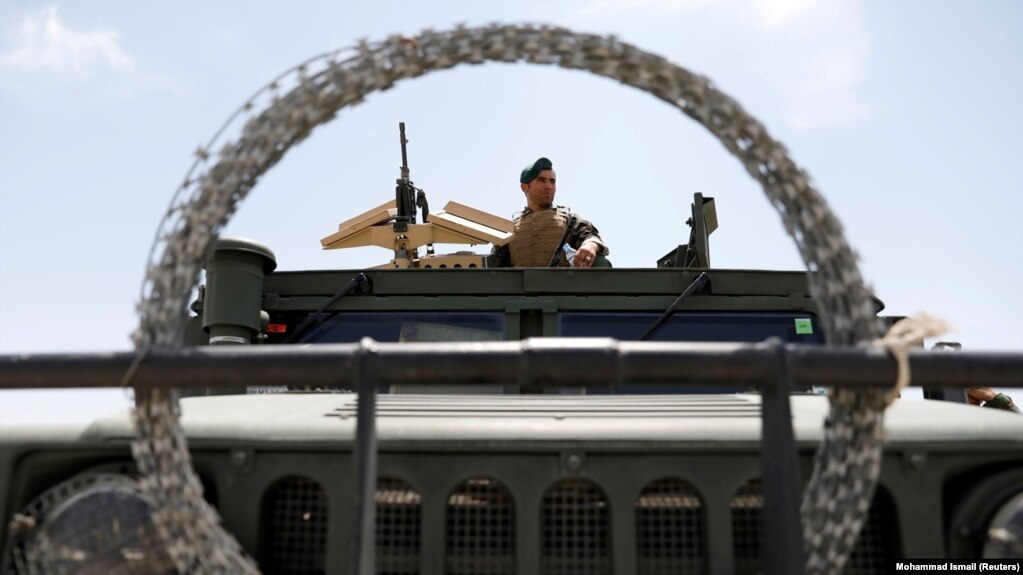 Афганский патруль охраняет военную базу Баграм, которая была основной военно-воздушной базой США в Афганистане в течение 20 лет