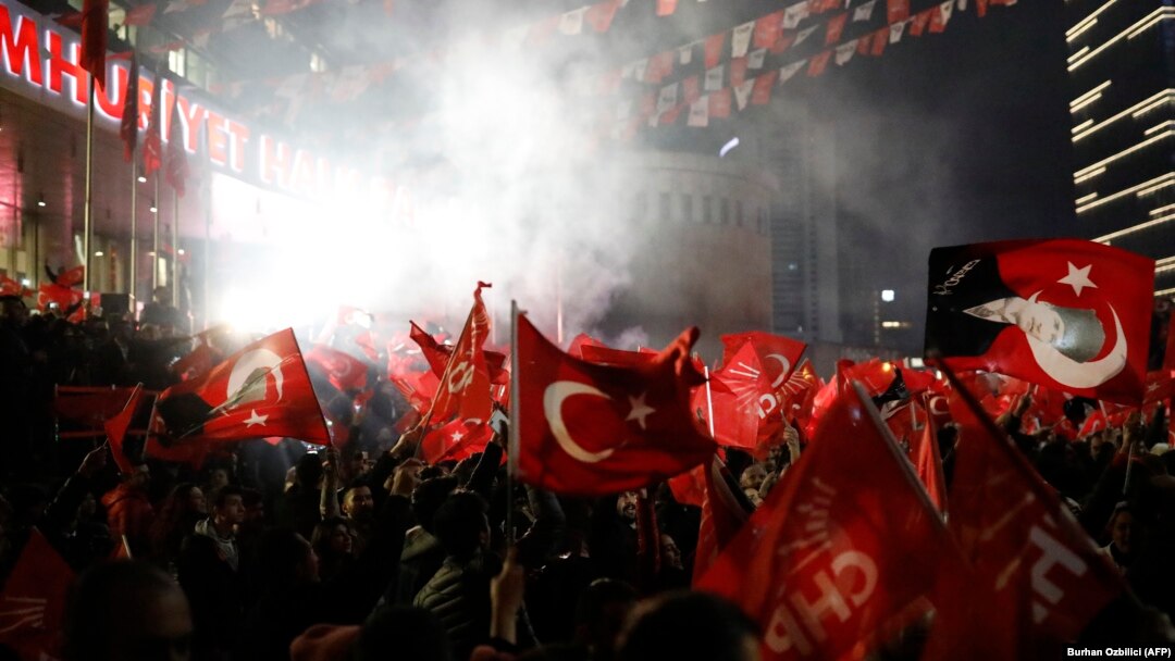 Susținători ai Partidului Republican al Poporului, de opoziție, celebrează victoria în alegerile locale în capitala, Ankara