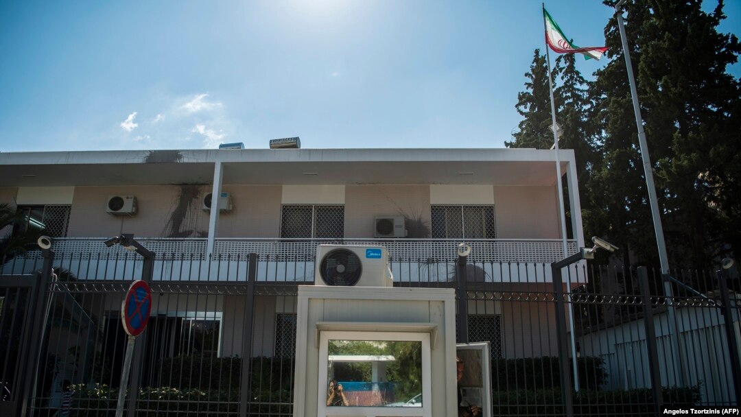 Polomljena stakla na iranskoj ambasadi u Atini, 17. septembar 2018.