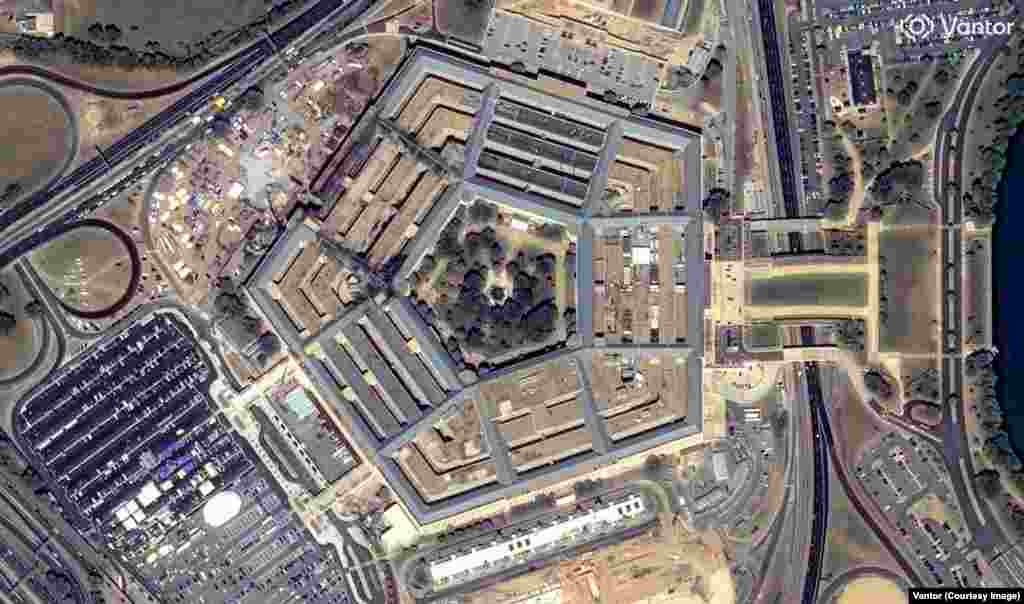 Pentagon snimljen 15. septembra 2001. godine, nakon što su otmičari Al Kaide srušili putnički avion na zgradu kao dio napada 11. septembra. Svih 64 ljudi u avionu i 125 u zgradi su poginuli.Slika zgrade iz 2026. godine, koja se nalazi u Arlingtonu, Virdžinija, snimljena je 4. septembra.