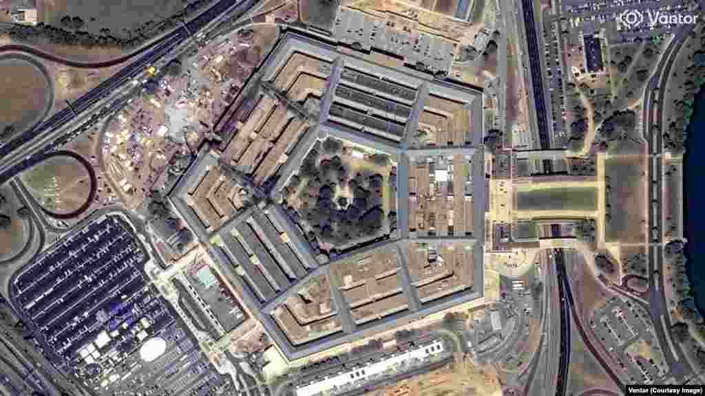 Pentagon 2001-nji ýylyň 15-nji sentýabrynda. 11-nji sentýabr hüjümleriniň çäginde Al-Kaýdanyň uçary alyp gaçan agzalary ýolagçy uçaryny binanyň üstüne urdular. Uçaryň bortundaky 64 adamyň ählisi we binadaky 125 adam öldi.Arlingtonda, Wirjiniýa ştatynda ýerleşýän binanyň 2026-njy ýyldaky suraty 4-nji sentýabrda düşürildi.