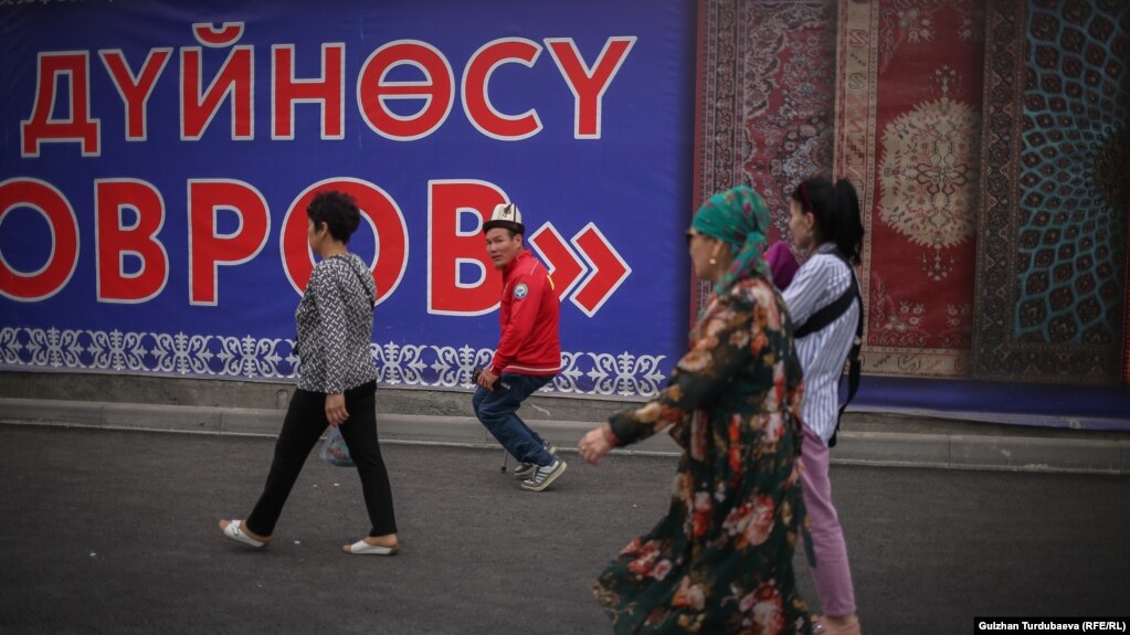 Бузулуп калган электромопедине шаймандарды алуу үчүн Арстанбек базарга баратат.