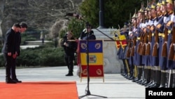 Zelenski și Dan închinându-se în fața gărzii de onoare de la președinția română.