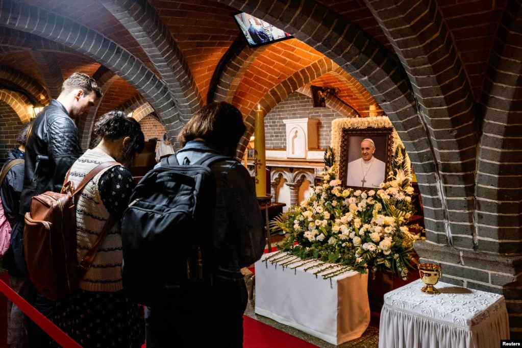 Njerëzit shprehin nderimet e tyre përpara një portreti të Papa Françeskut të vendosur brenda Katedrales Myeongdong në Seul.