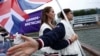 Helen Glover și Tom Daley, purtătorii de drapel ai echipei olimpice britanice, la ceremonia de deschidere de la Paris. Daley este unul din cei mai medaliați dintre numeroșii sportivi LGBT+ de la actuala ediție a Jocurilor. 