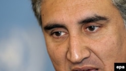 Pakistani Foreign Minister Shah Mehmood Qureshi praised the Obama administration's new approach to Afghanistan in remarks to reporters in The Hague.