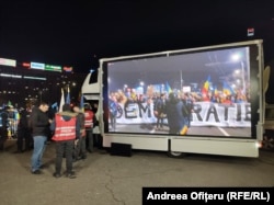 Televiziunea Realitatea Plus a amplasat un ecran gigant în Piața Victoriei. Echipele de jurnaliști Realitatea Plus nu au fost agresate deloc.