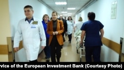 Голова регіонального представництва ЄІБ у країнах Східної Європи Крістіна Мікулова відвідує лікарню Мечникова у Дніпрі, Україна, 21 березня 2025 року