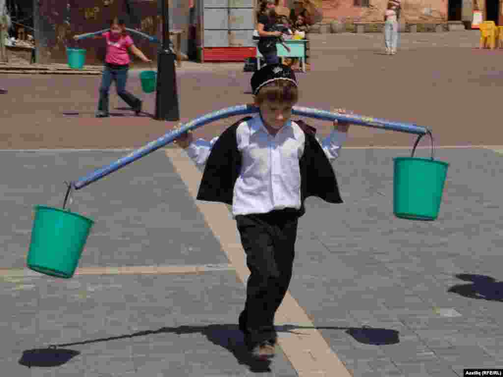 Рөстәм алда бара