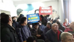 Демпартия құрғысы келгендердің жиынындағы шу