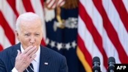 Gestul făcut de președintele american Joe Biden după ce s-a adresat națiunii din Grădina de Trandafiri a Casei Albe - Washington, DC, 7 noiembrie 2024