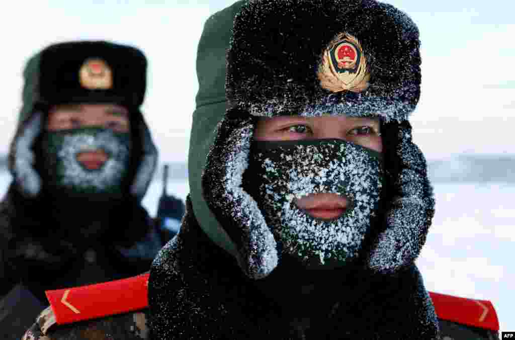 Кітайскія памежнікі на мяжы з Расеяй. (Фота AFP)