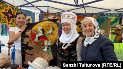 Таластан келген уздар соңку жылдары туристтерге ылайыкталган ала кийиздерди жасай башташкан.