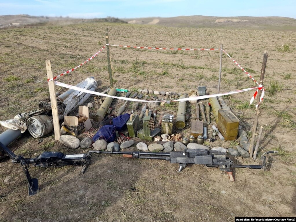 Неизбухнали боеприпаси се събраха заедно до непочистено минно поле в азербайджанския квартал Агдам.