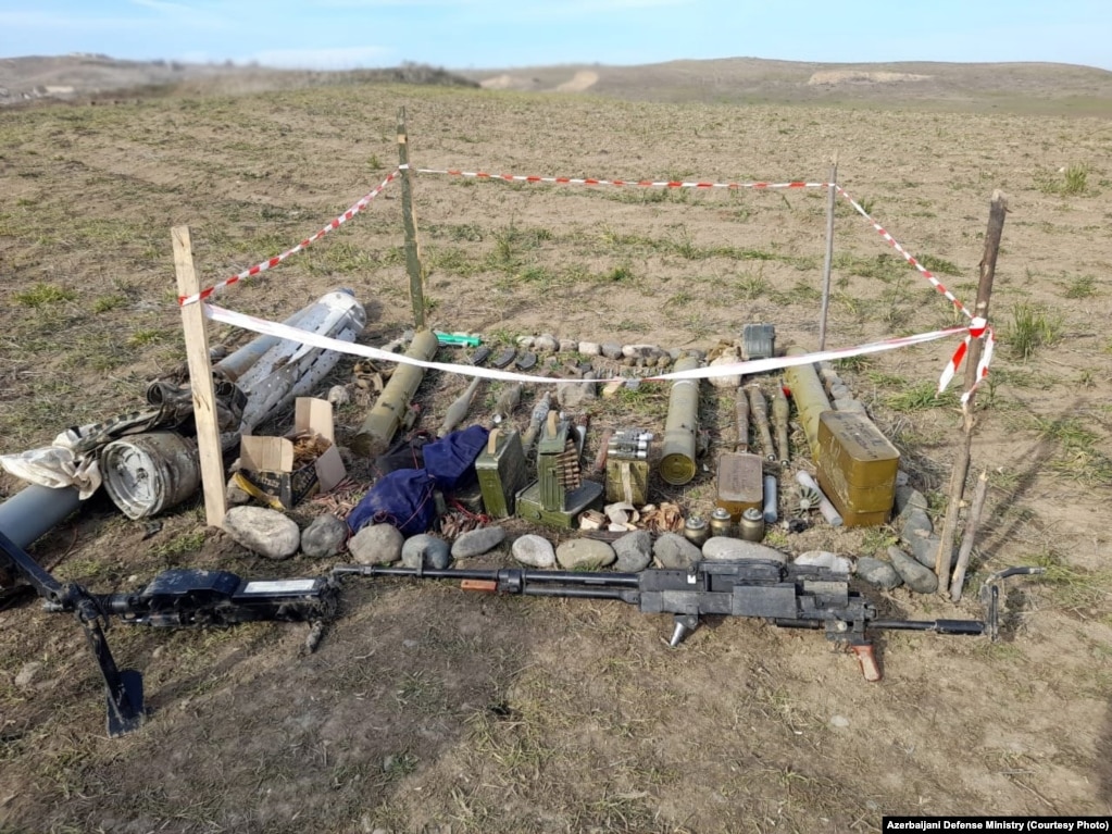 Неизбухнали боеприпаси се събраха заедно до непочистено минно поле в азербайджанския квартал Агдам.