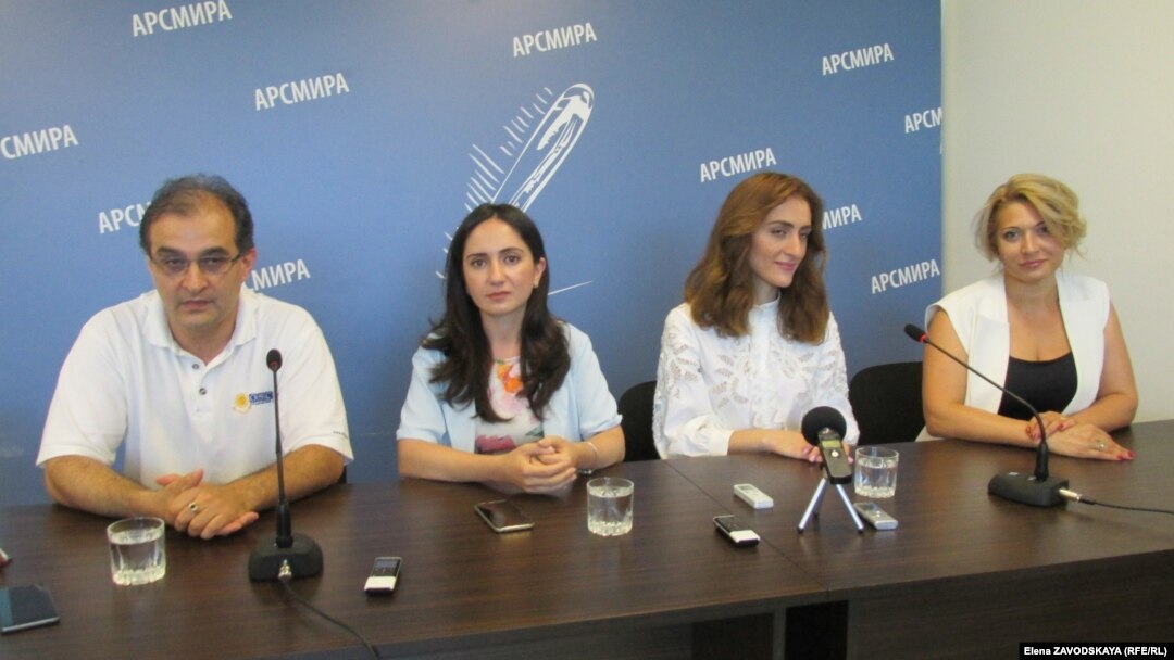 На пресс-конференции в Ассоциации работников СМИ Абхазии (слева направо): Давид Терзян, концертный директор Мактина Джинджолия, Мадина Кварацхелия и руководитель отдела рекламы и внешних коммуникаций компании «Аквафон» Гета Ардзинба