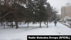 Луѓе се движат по снежни улици во центарот на Скопје