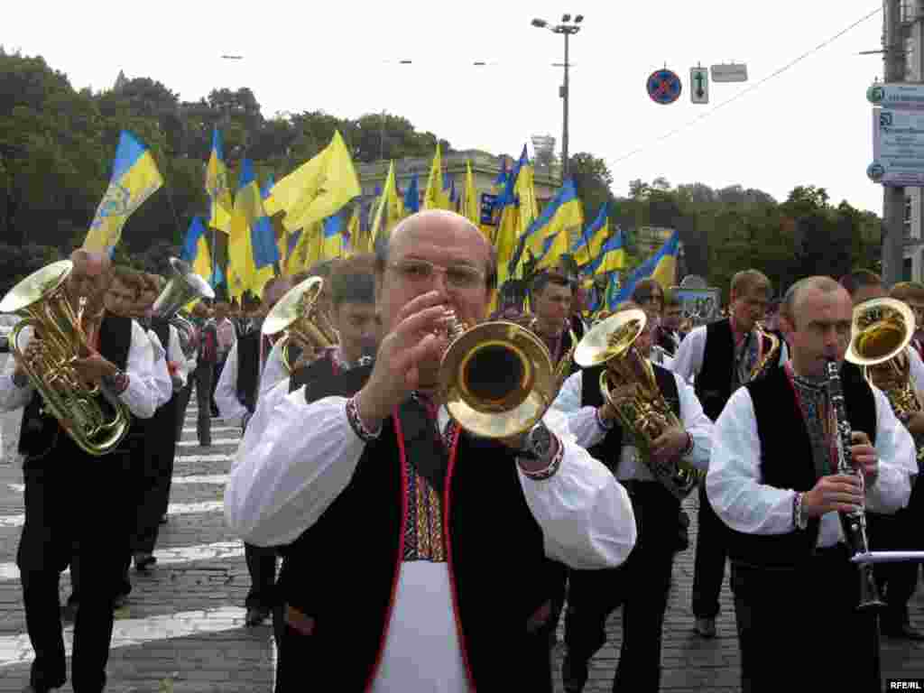 Урочиста хода Хрещатиком