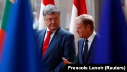 Глава Совета ЕС Дональд Туск и президент Украины Петр Порошенко на встрече в Брюсселе, 9 июля 2018 года.