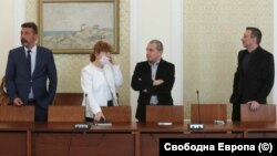 Председателят на парламентарната група на "Има такъв народ" Тошко Йорданов и представители на партията по време на разговорите с БСП