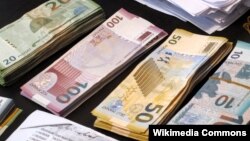 Банкноты достоинством 10, 20, 50 и 100 манатов