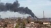 Füst az Azovstal kohászati üzem felett, Mariupolban 2022. április 25-én