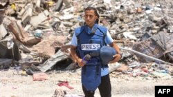 Gazetari i vrarë i Al Jazeeras, Anas Al Sharif, duke raportuar afër një spitali në Qytetin e Gazës më 10 tetor 2024. 