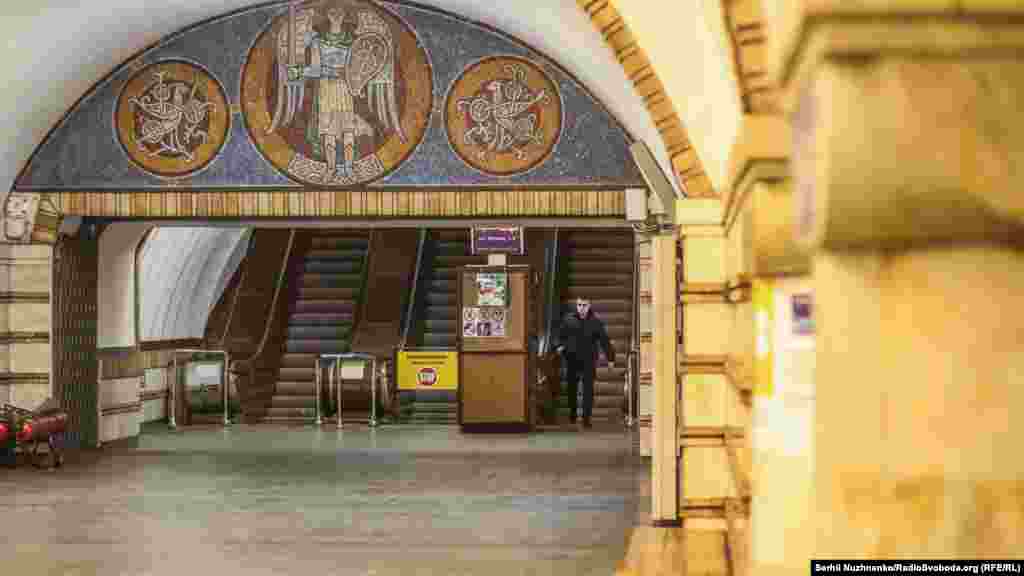 Станція метро &laquo;Золоті Ворота&raquo; в обідній час