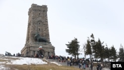 Хора се качват към паметника на връх Шипка рано във вторник, 3 март 2026 г.