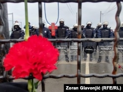 Policija nije prihvatila poziv učesnika protesta da uzme cveće, Beograd, 14. 12. 2024.