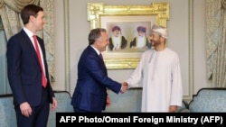 د امریکا ځانګړی استازی سټیف وېټکوف (له ښي لوري دویم) په مسقط کې د عمان له بهرنیو چارو وزیر بدر بن حمد البوسعيدي سره ستړي مه شي کوي - د فبرورۍ شپږمې انځور. 