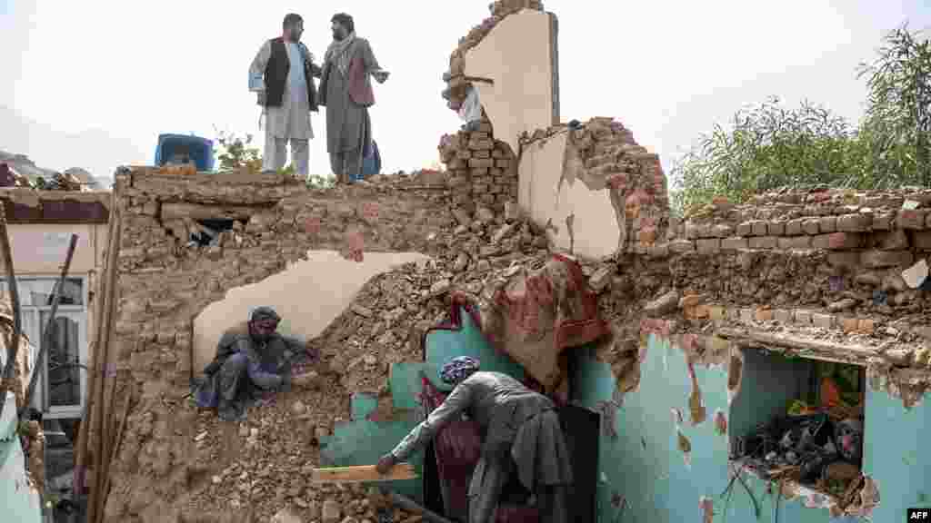 Túlélők után kutatnak egy lakhatatlanná vált ház romjai között a Mazár-e Sarif közelében fekvő Taskurgan faluban