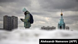 Moskwanyň köçelerinden barýan ýüzi maskaly bir gyz (arhiw suraty)