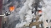 Salvatorii ucraineni sting un incendiu izbucnit într-un bloc de locuințe după un atac cu rachete asupra Kievului, 7 februarie 2024.