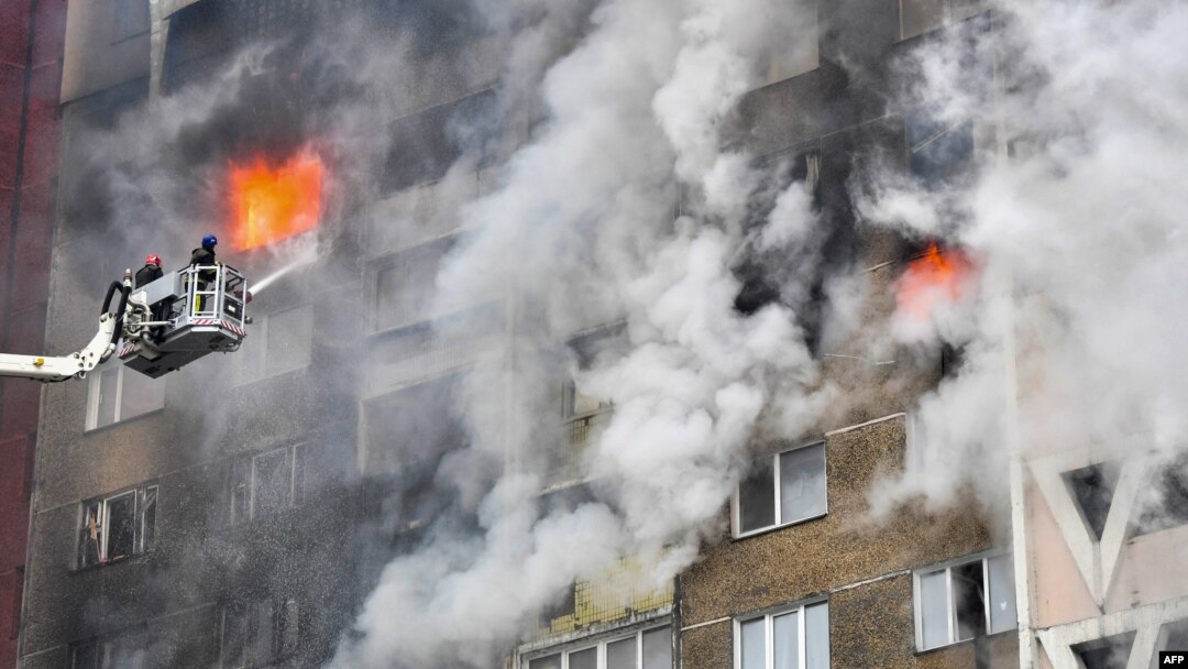 Salvatorii ucraineni sting un incendiu izbucnit într-un bloc de locuințe după un atac cu rachete asupra Kievului, 7 februarie 2024.