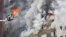 Salvatorii ucraineni sting un incendiu izbucnit într-un bloc de locuințe după un atac cu rachete asupra Kievului, 7 februarie 2024.