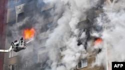 Ряувальники гасять пожежу, що виникала внаслідок російської ракетної атаки. Київ, Україна. 7 лютого 2024 року