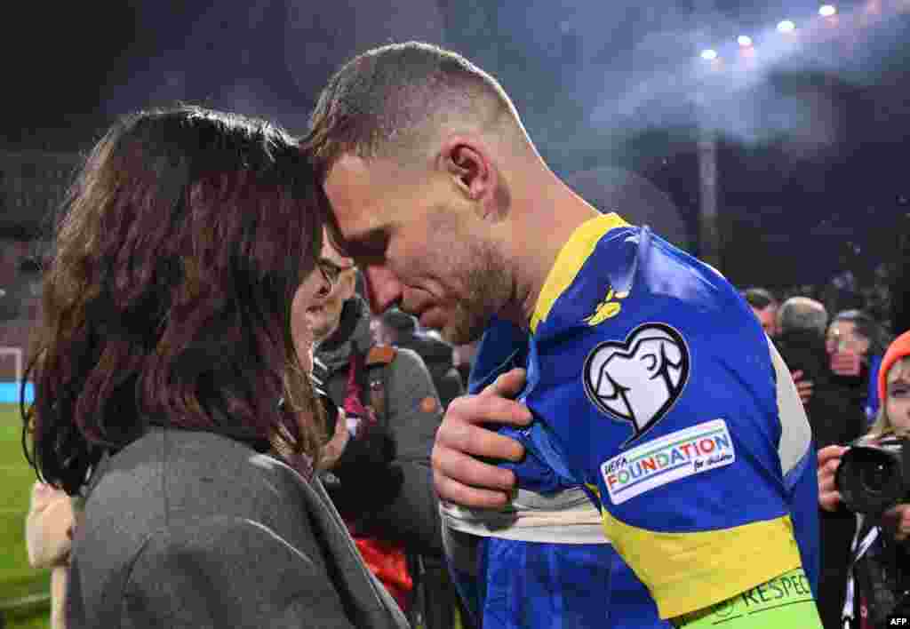 Tokom kapitenske karijere Džeko je reprezentaciju BiH dva puta odveo na Mundijal. Na fotografiji: Edin Džeko sa suprugom Amrom slavi nakon što se BiH plasirala na Svjetsko prvenstvo 2026. godine.
